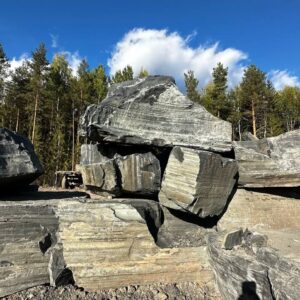 Шунгитовые глыбы и валуны